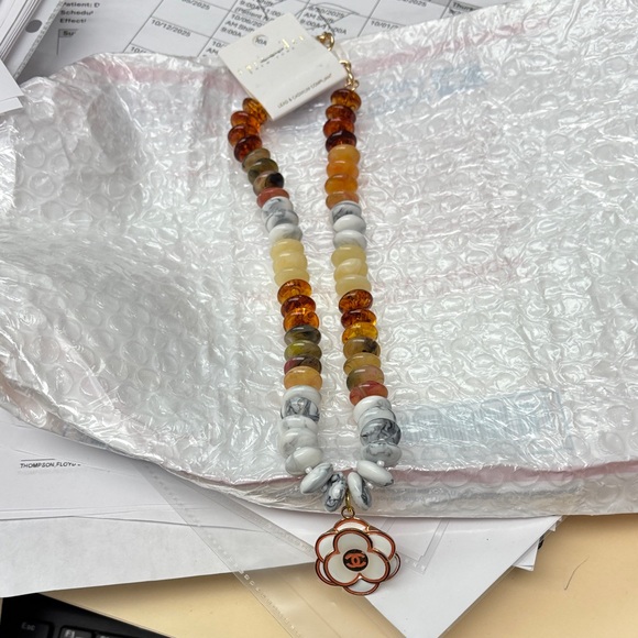 Elegant Multicolor Beaded Necklace with Floral Pendant - NWT - Picture 10 of 15